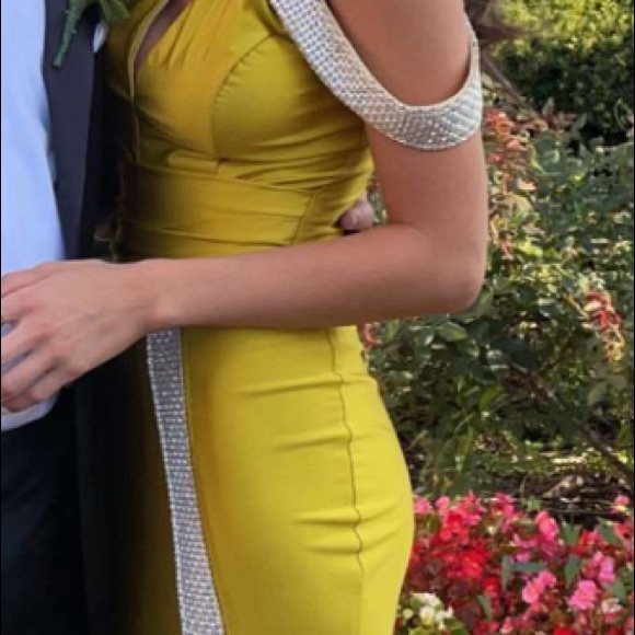Yellow/mustard dress with stones on - Picture 5 of 6